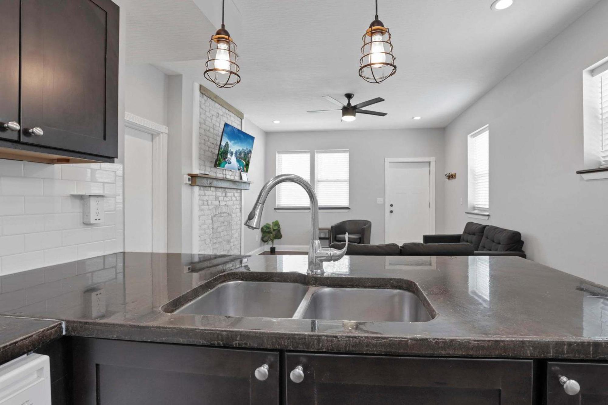 Housepitality - The Urban Roost 1 - Modern * Columbus