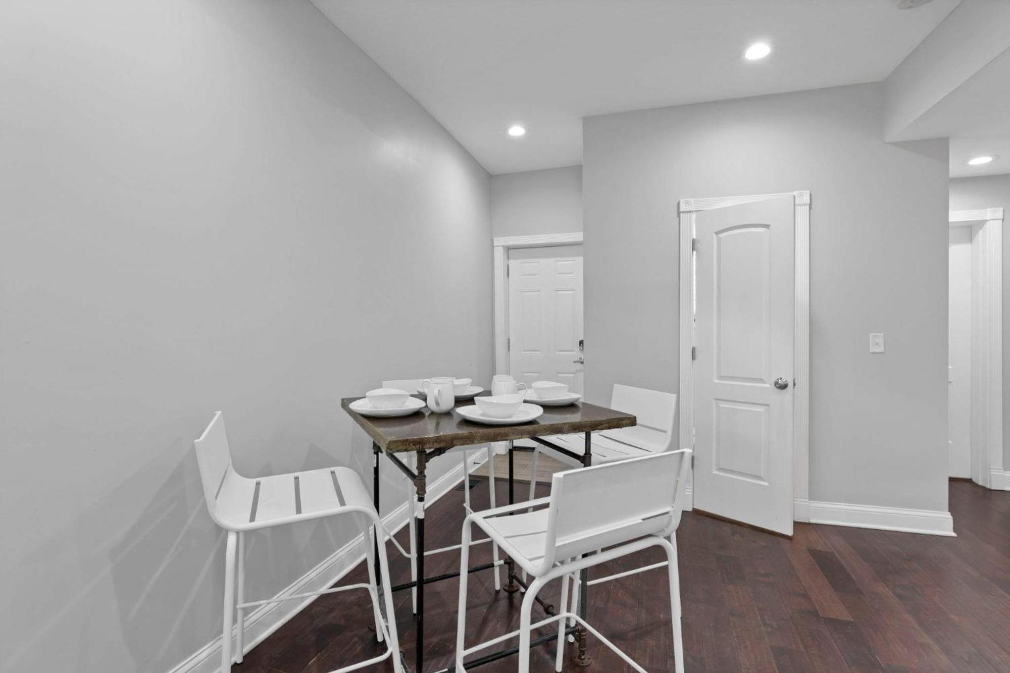 Housepitality - The Urban Roost 1 - Modern